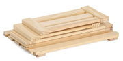 Holzbausatz für eine Aufbewahrungskiste, perspektivisch von der Seite fotografiert.