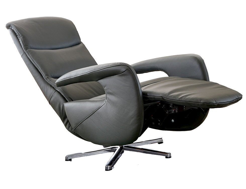 Dieter Knoll Relaxsessel LATINA STYLE L Grauer Relaxsessel aus Lederoptik mit ausgeklappter Fußstütze und gepolsterten Armlehnen auf verchromtem Sternfuß, schräg von vorne links fotografiert