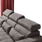 Graues Sofa mit verstellbaren Kopfstützen und Kissen, seitliche Perspektive