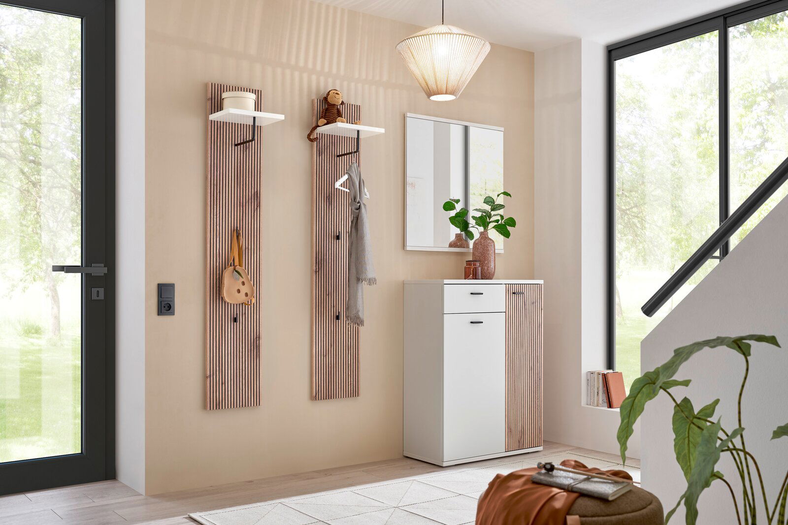 Moderner Eingangsbereich mit Garderobenpaneel, Spiegel und Schuhschrank in heller, natürlicher Optik. Frontalansicht.
