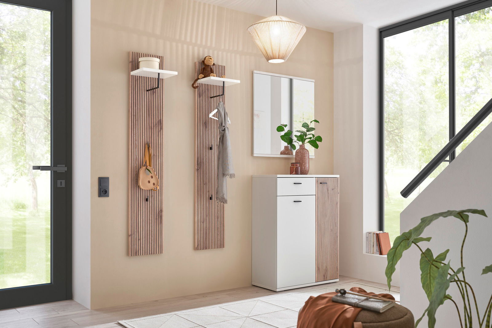 Moderner Eingangsbereich mit Garderobenpaneel, Spiegel und Schuhschrank in heller, natürlicher Optik. Frontalansicht.