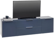 Modernes TV-Lowboard in dunklem Blau mit zwei Schubladen und zwei Türen, darauf ein Fernseher und Bücher, seitliche Perspektive