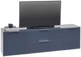 Modernes TV-Lowboard in dunklem Blau mit zwei Schubladen und zwei Türen, darauf ein Fernseher und Bücher, seitliche Perspektive