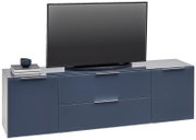 Modernes TV-Lowboard in dunklem Blau mit zwei Schubladen und zwei Türen, darauf ein Fernseher und Bücher, seitliche Perspektive