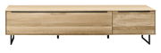 Frontansicht eines großen TV-Lowboards aus hellem Holz mit schwarzen Metallbeinen.