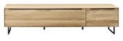 Vooraanzicht van een groot tv-lowboard van licht hout met zwarte metalen poten.