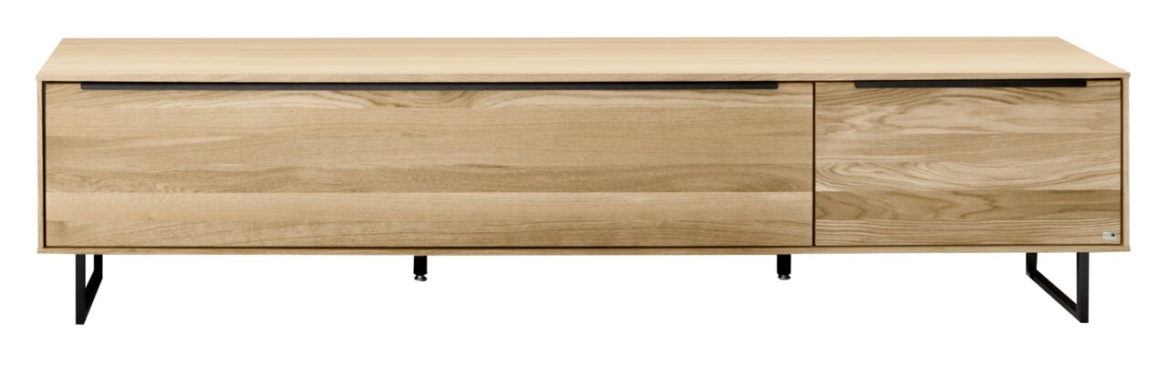 Vooraanzicht van een groot tv-lowboard van licht hout met zwarte metalen poten.