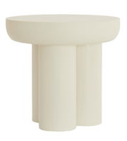 Moderner, cremefarbener Beistelltisch mit runder Tischplatte und drei zylindrischen Beinen, seitliche Perspektive.