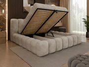 Polsterbettgestell mit hochgeklappter Matratze, seitliche Perspektive, modernes Design in einem stilvollen Schlafzimmer.