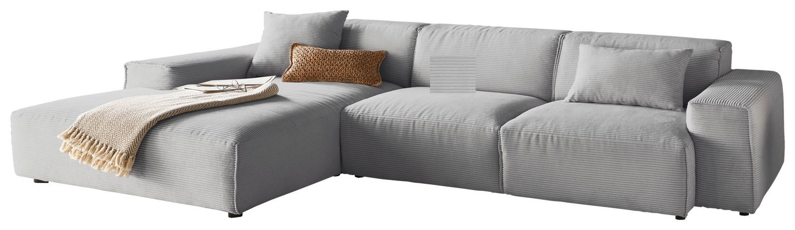 Lounge Handmade Hoekbank LH-EDINA Graues Ecksofa mit Ottomane links, dekoriert mit Kissen und Decke, seitliche Perspektive
