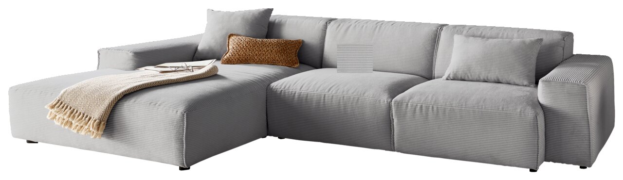 Lounge Handmade Ecksofa LH-EDINA Graues Ecksofa mit Ottomane links, dekoriert mit Kissen und Decke, seitliche Perspektive