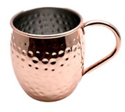 Koperkleurige Moscow Mule-beker met gehamerd oppervlak, zijaanzicht