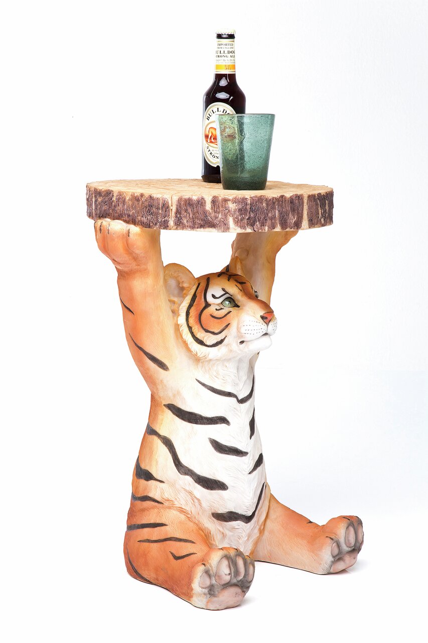 Beistelltisch in Form eines sitzenden Tigers, der eine runde Tischplatte aus Holz hält. Perspektive von vorne.