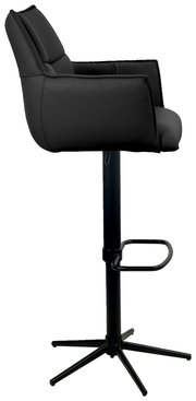 Schwarzer Barstuhl aus seitlicher Perspektive mit gepolsterter Rückenlehne und Armlehnen, höhenverstellbarem Standfuß und Fußstütze.