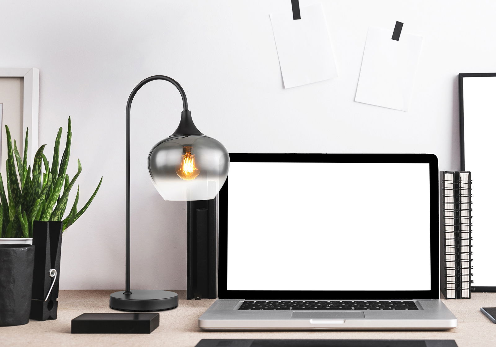 Globo Lighting Tischleuchte MAXY MAXY Moderne Tischleuchte MAXY mit gebogenem Ständer und gläsernem Lampenschirm, seitliche Perspektive auf einem Schreibtisch neben einem Laptop.