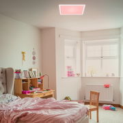 LED-Deckenleuchte in einem gemütlichen Schlafzimmer, von unten betrachtet, mit rosa Licht.