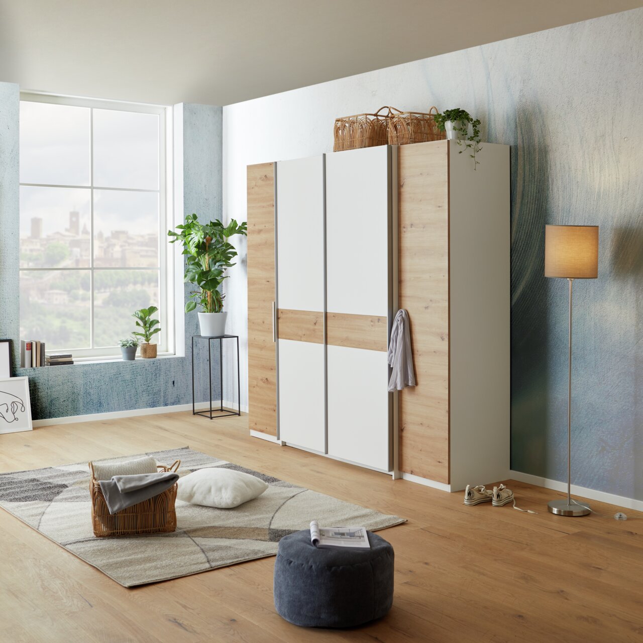 Moderne draai- en schuifdeurkast met vier deuren in een stijlvolle ruimte, gezien vanaf de zijkant.