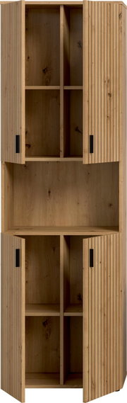 Hoher Holzschrank aus massiver Eiche mit Lamellenfront und schwarzen Griffen, Türen geöffnet mit mehreren Fächern und Mittelablage, Frontansicht.
