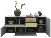 Frontale Ansicht eines modernen Sideboards mit offenen Schubladen und Türen, dekoriert mit Vasen und Keramikobjekten.