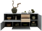 Frontale Ansicht eines modernen Sideboards mit offenen Schubladen und Türen, dekoriert mit Vasen und Keramikobjekten.