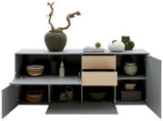 Vooraanzicht van een modern dressoir met open lades en deuren, versierd met vazen en keramische voorwerpen.
