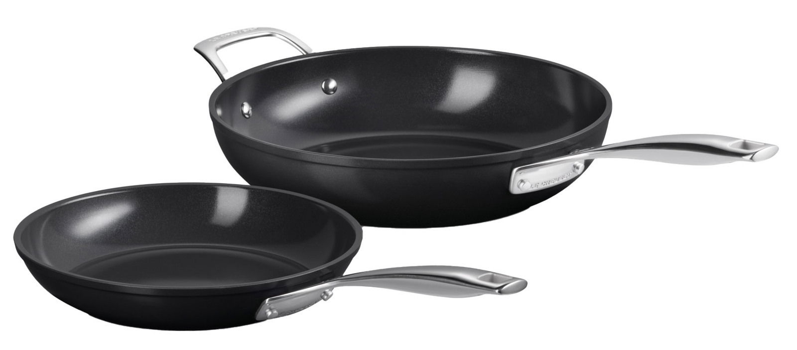 Zwei schwarze Keramik-Antihaftpfannen mit silbernen Griffen, aus seitlicher Perspektive fotografiert.