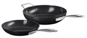 Zwei schwarze Keramik-Antihaftpfannen mit silbernen Griffen, aus seitlicher Perspektive fotografiert.