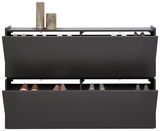 Moderner Hängeschuhschrank in dunklem Design, frontal abgebildet, mit zwei offenen Klappen und mehreren Paar Schuhen.