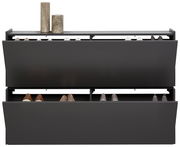 Moderner Hängeschuhschrank in dunklem Design, frontal abgebildet, mit zwei offenen Klappen und mehreren Paar Schuhen.