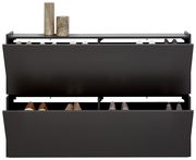 Moderner Hängeschuhschrank in dunklem Design, frontal abgebildet, mit zwei offenen Klappen und mehreren Paar Schuhen.