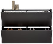 Moderner Hängeschuhschrank in dunklem Design, frontal abgebildet, mit zwei offenen Klappen und mehreren Paar Schuhen.