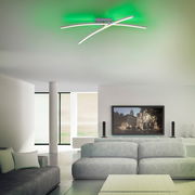 Moderne Deckenleuchte ALINA mit geschwungenem Design und grünem Licht, von unten betrachtet in einem stilvollen Wohnzimmer.