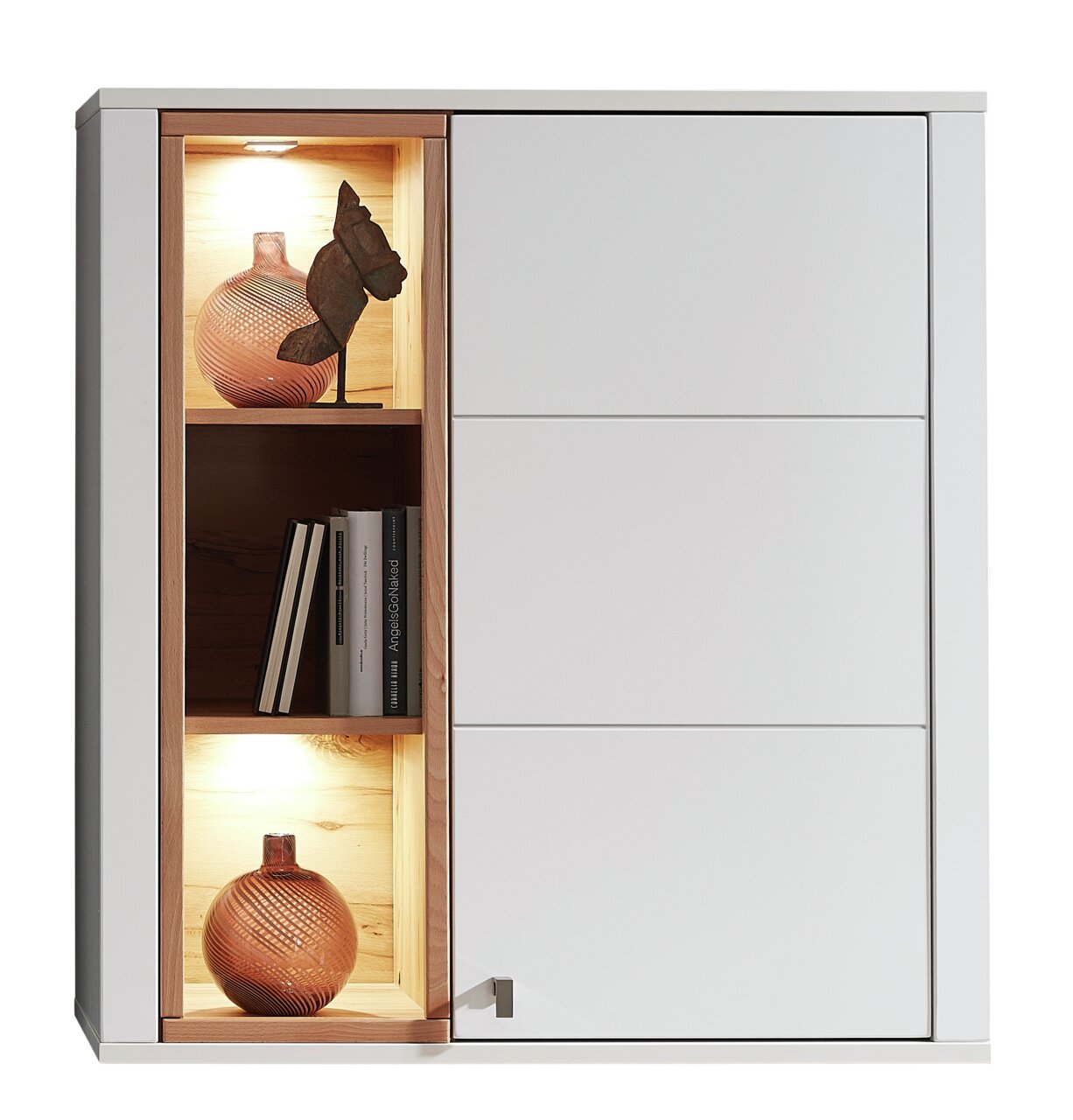 Z2 Hängevitrine SERPIO Hängevitrine mit weißer Tür und beleuchteten Holzregalen, gefüllt mit Dekorationsobjekten, aus frontaler Perspektive