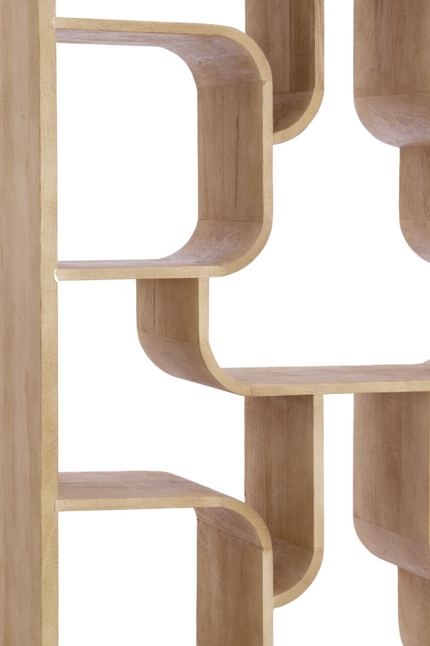 Nahaufnahme eines modernen Standregals aus Holz mit geschwungenen Regalböden in seitlicher Perspektive.
