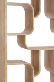 Close-up van een moderne houten staande boekenkast met gebogen planken, gezien vanuit de zijkant.