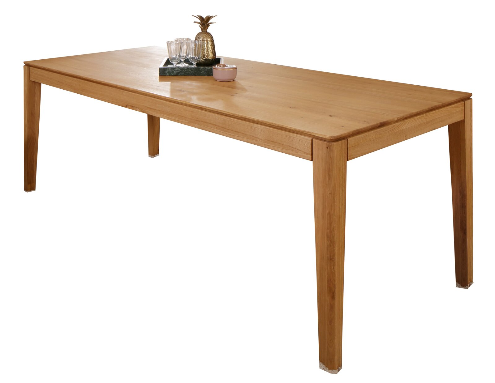 Holzesstisch in rechteckiger Form mit vier Beinen, aus seitlicher Perspektive fotografiert, dekoriert mit Gläsern und einer Ananasfigur.