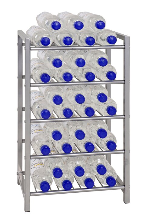 Schräg von vorn fotografiertes Flaschenregal aus Edelstahl mit mehreren Ebenen, gefüllt mit liegenden Wasserflaschen mit blauen Verschlüssen