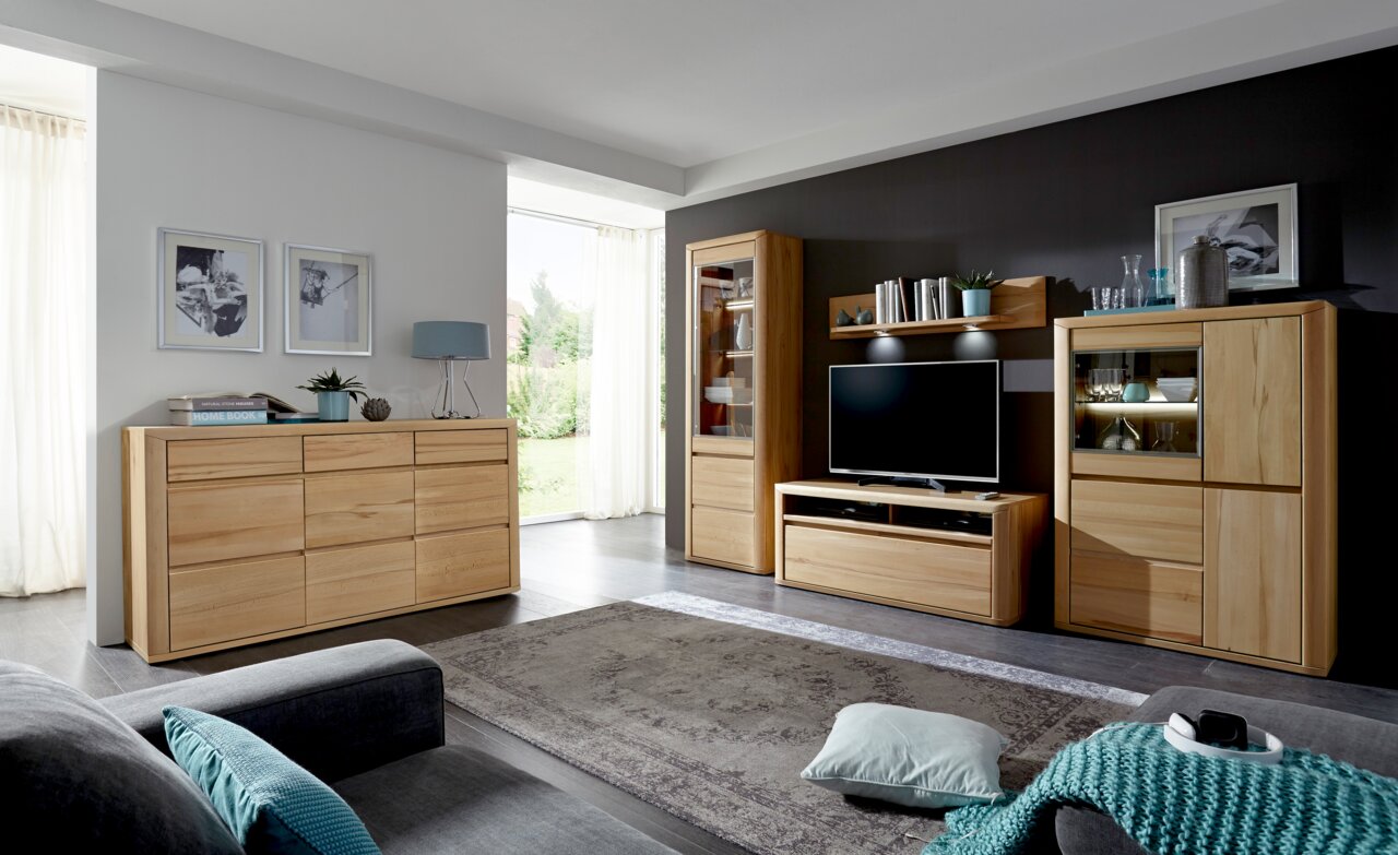 Modernes Sideboard aus Holz in einem stilvoll eingerichteten Wohnzimmer, seitliche Perspektive