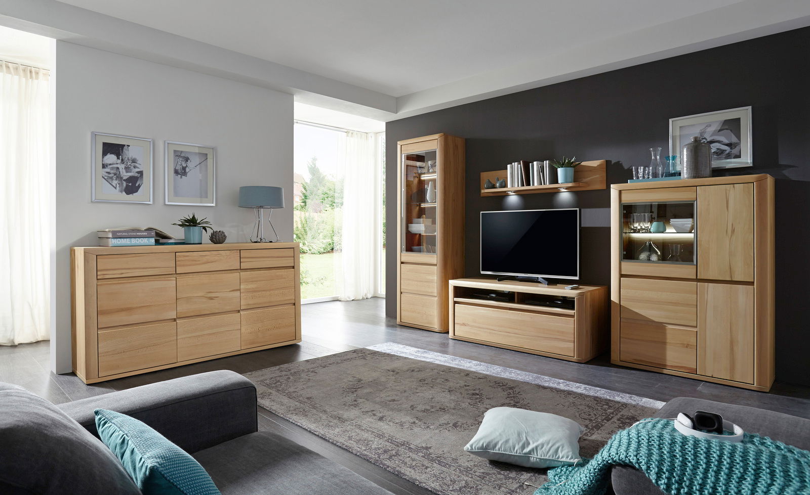 Modernes Sideboard aus Holz in einem stilvoll eingerichteten Wohnzimmer, seitliche Perspektive