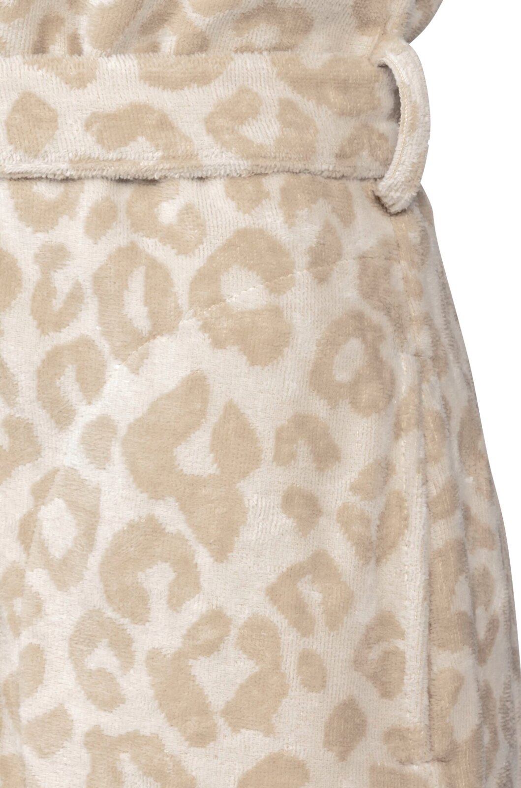 Close-up van een badjas met een beige luipaardprint, gezien vanaf de zijkant