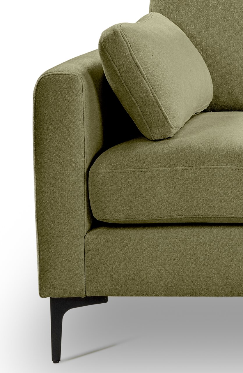 Detailaufnahme eines olivgrünen Stoffsofas mit Armlehne, Sitzkissen und losem Rückenkissen auf schwarzen Metallfüßen, Perspektive: frontale Seitenansicht von links