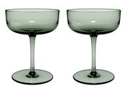 Zwei elegante, grüne Sekt- oder Dessertschalen aus Glas, frontal nebeneinander stehend.