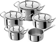 Fünfteiliges Topfset Twin Classic aus poliertem Edelstahl, bestehend aus vier Töpfen mit Deckeln und einem Stieltopf, in einer leicht erhöhten Perspektive.