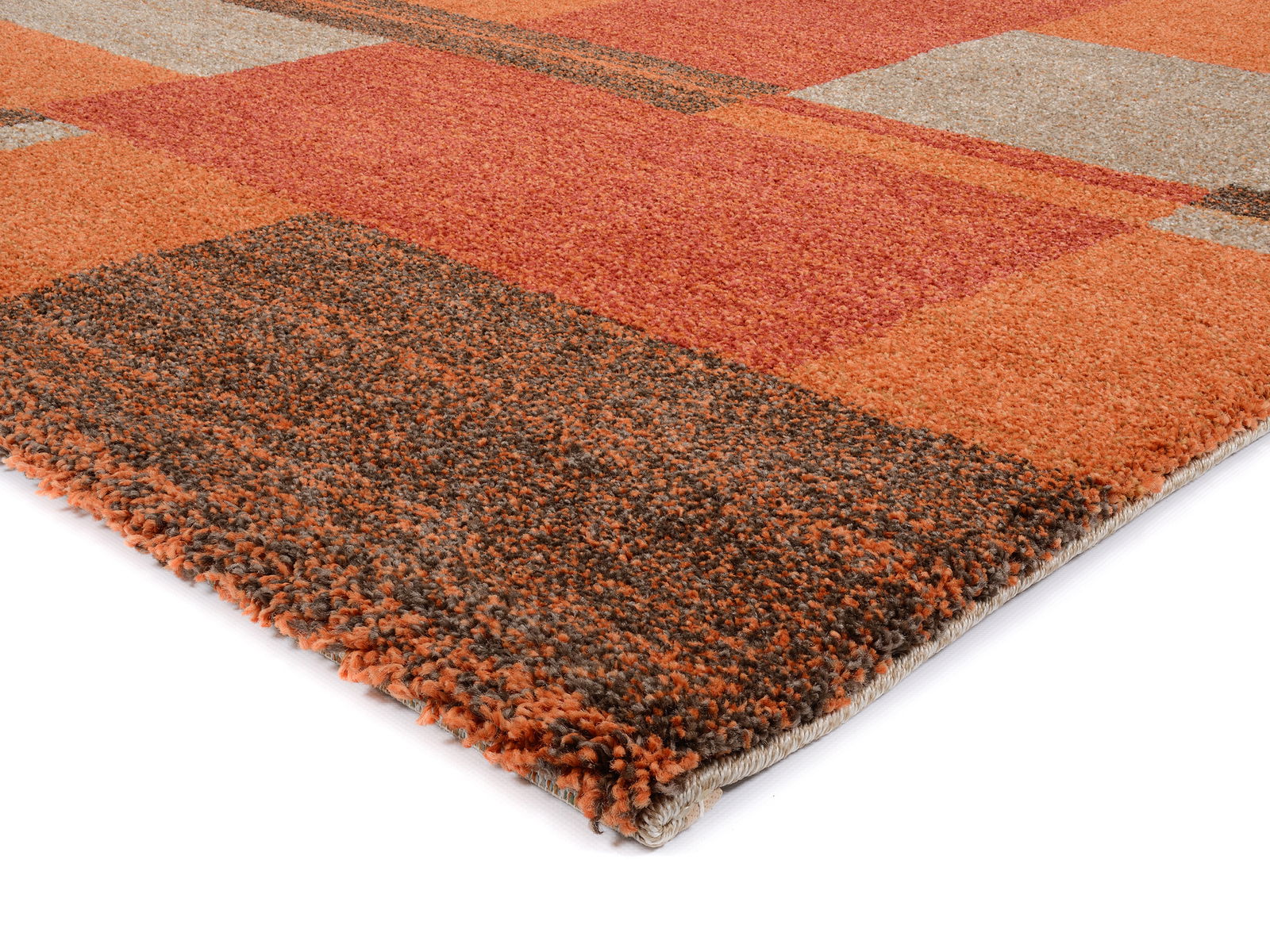 Nahaufnahme eines mehrfarbigen Teppichs mit geometrischem Muster in Orange- und Brauntönen, perspektivisch von der Seite aufgenommen.