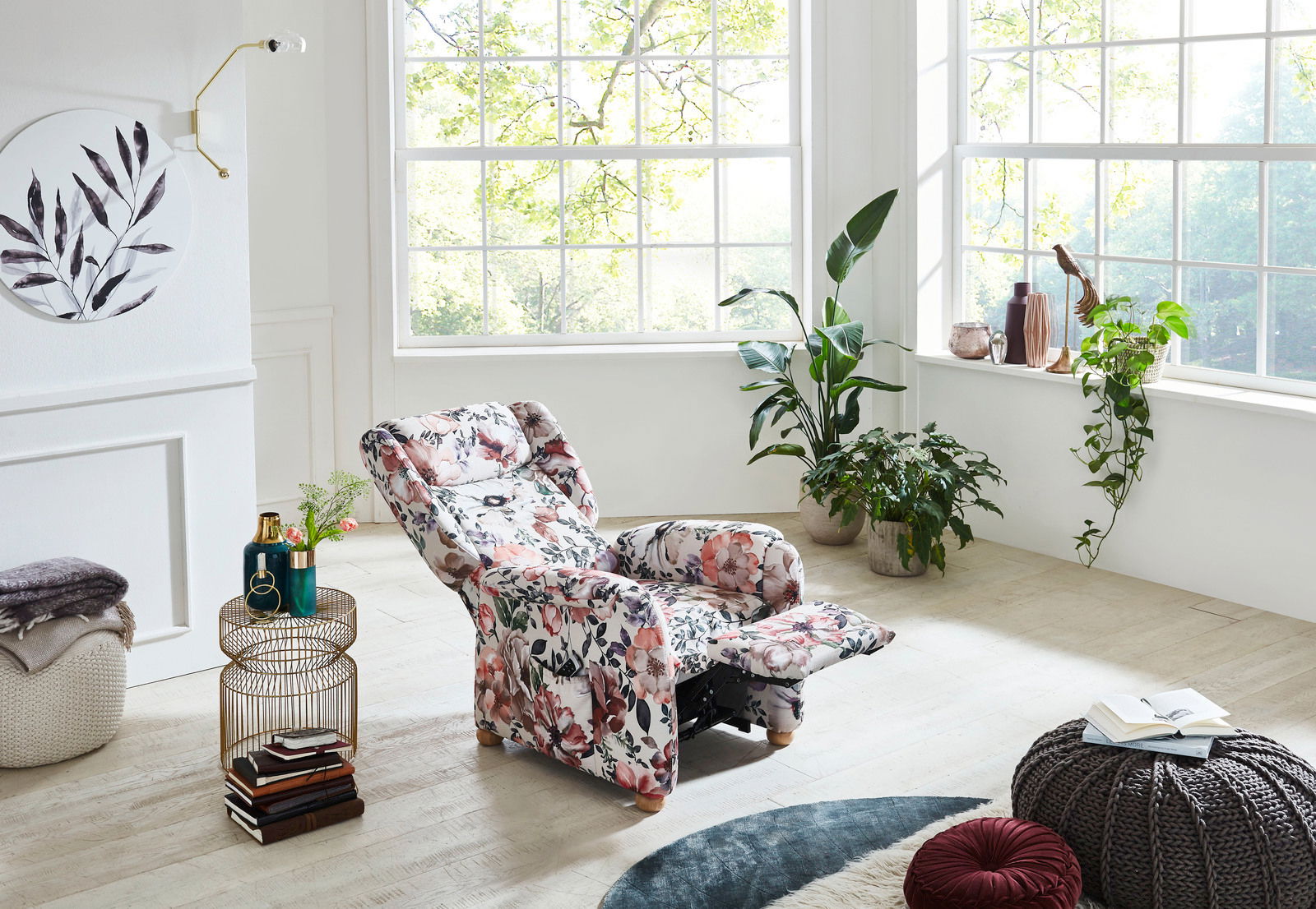 Gemütlicher Fernsehsessel mit floralem Muster in einem hellen Wohnzimmer, seitliche Perspektive