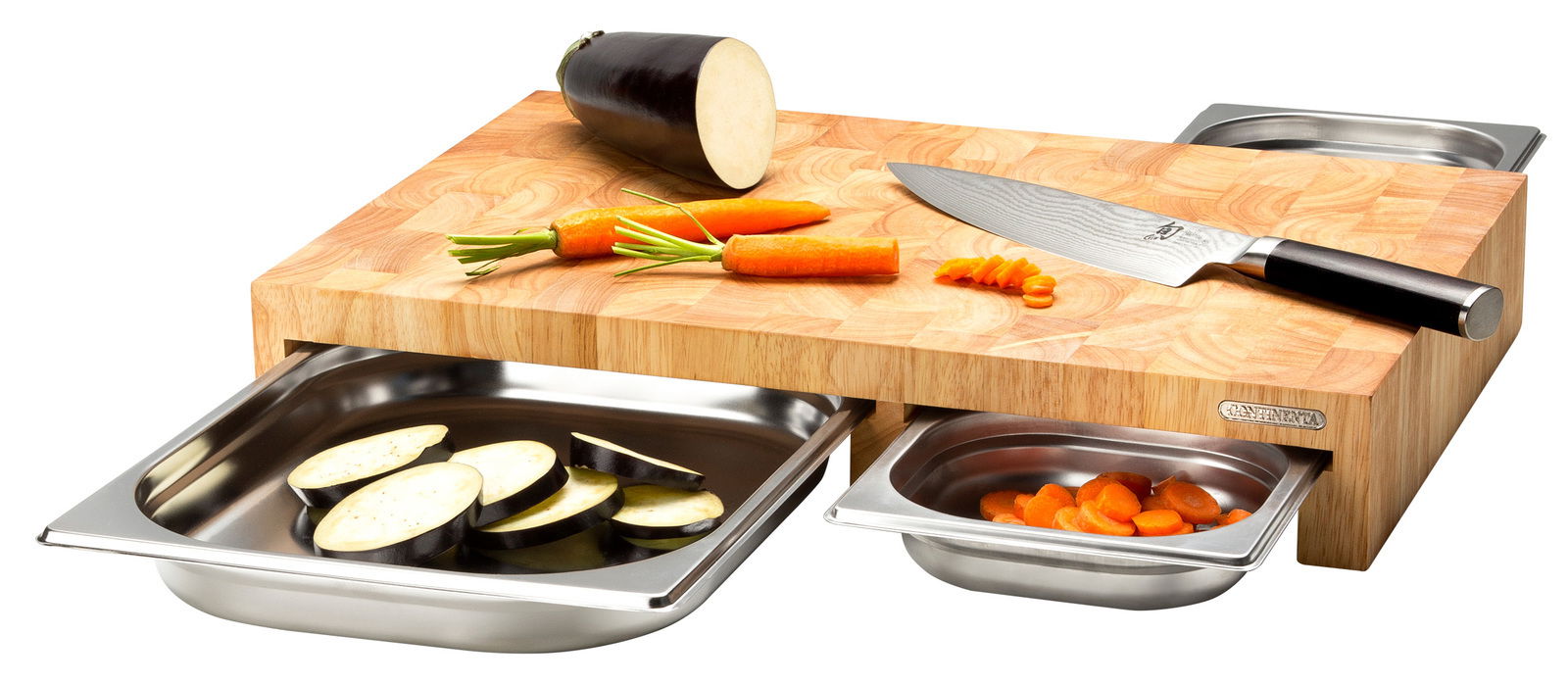 Multifunktionsbrett aus Holz mit drei herausziehbaren Edelstahl-Schalen, darauf ein Messer, Karotten und Auberginen, seitliche Perspektive