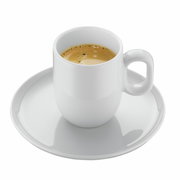 Weiße Espressotasse mit Untertasse, gefüllt mit Espresso, aus der Vogelperspektive.