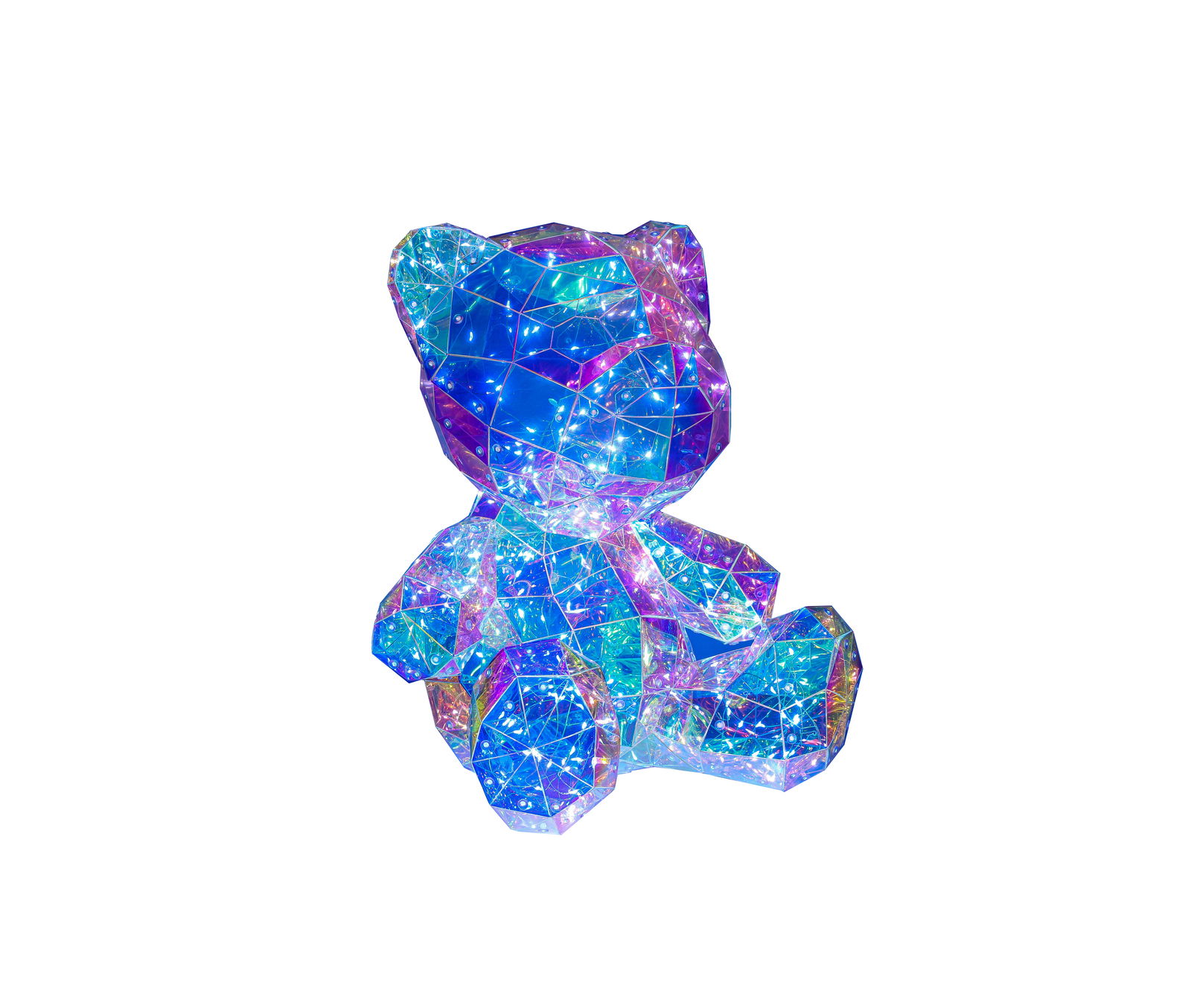 Bunte LED-Dekoleuchte in Form eines Bären, aus facettiertem Material, von vorne betrachtet.