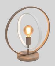 Moderne beige tafellamp met twee ovale metalen ringen en een sfeervolle zichtbare filamentlamp, vanuit vooraanzicht.