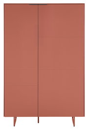 Hoher, moderner Schrank in Terrakotta mit zwei Türen, schlanken Metallfüßen und dezenten Griffen, Frontansicht.